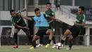 Pemain Timnas Indonesia U-22, Osvaldo Haay, berebut bola dengan Rachmat Irianto saat latihan di Lapangan G, Senayan, Jakarta, Sabtu (5/10). Latihan ini merupakan persiapan menjelang SEA Games 2019. (Bola.com/Yoppy Renato)