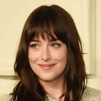 Blunt bang dipotong lurus di dahi dan tidak memiliki lapisan. Poni Dakota Johnson ini bisa mengontrol rambut kusut, sekaligus menjaga rambut tetap terlihat berkilau.