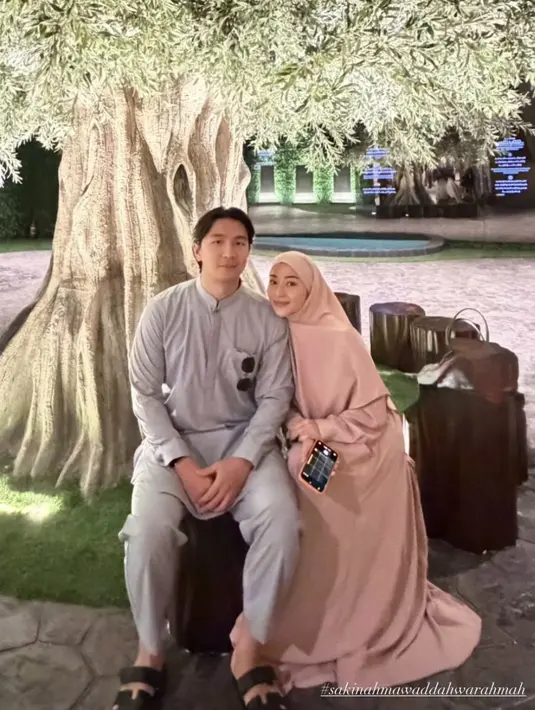 Nikita juga mengenakan kerudung instan panjang warna soft pink senada dengan abayanya.  [@yorafebrina]