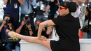 Aktris Rossy De Palma menaikan kakinya ke meja saat sesi pemotretan untuk film "Julieta" dalam kompetisi di Festival Film Cannes ke-69 di Cannes, Prancis, 17 Mei 2016. (REUTERS / Yves Herman)