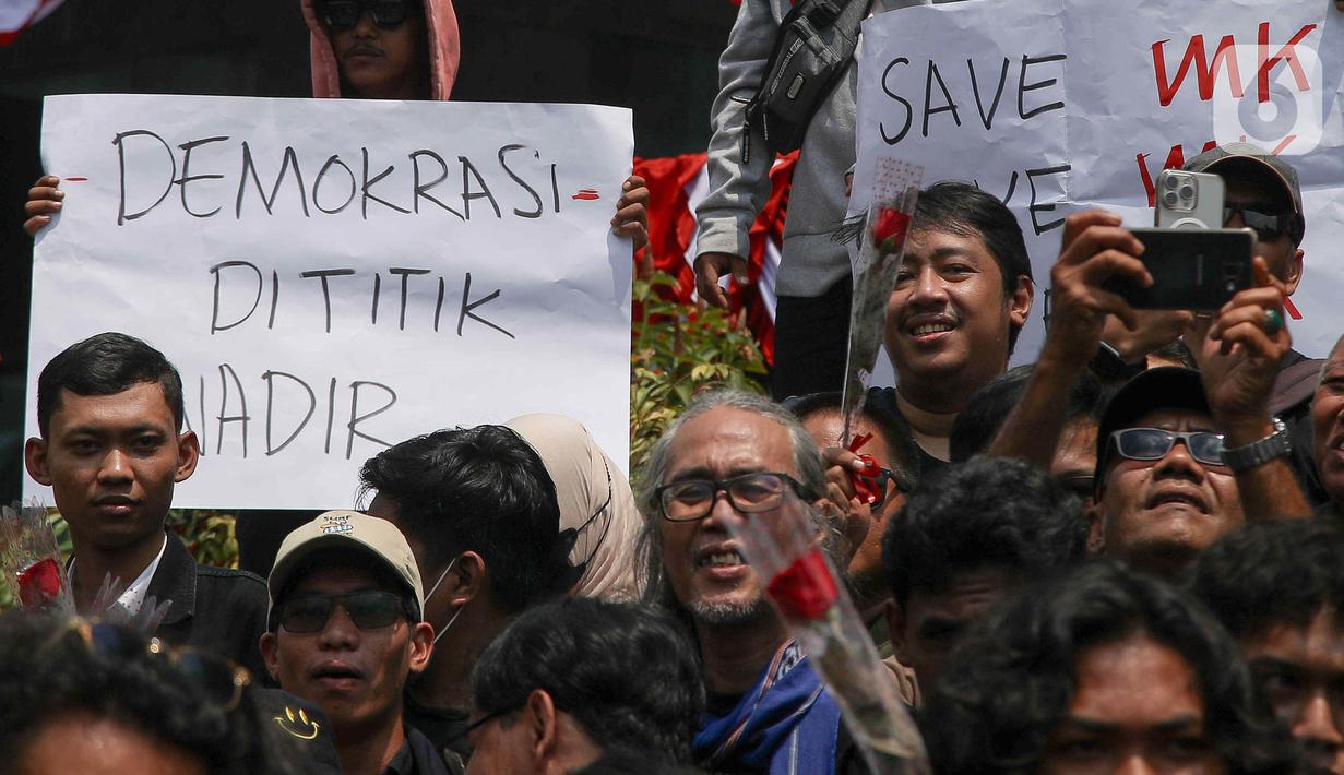 Aksi ini juga menjadi bentuk dukungan terhadap Mahkamah Konstitusi (MK) atas sikap Dewan Perwakilan Rakyat (DPR) yang hendak menganulir putusan terkait Pilkada Serentak 2024. (Liputan6.com/Herman Zakharia)