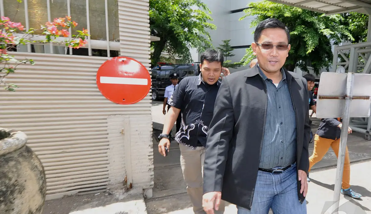 Konsultan hukum, Tomson Situmeang bergegas meninggalkan Gedung KPK, Jakarta, Jumat (9/1/2015). (Liputan6.com/Miftahul Hayat)