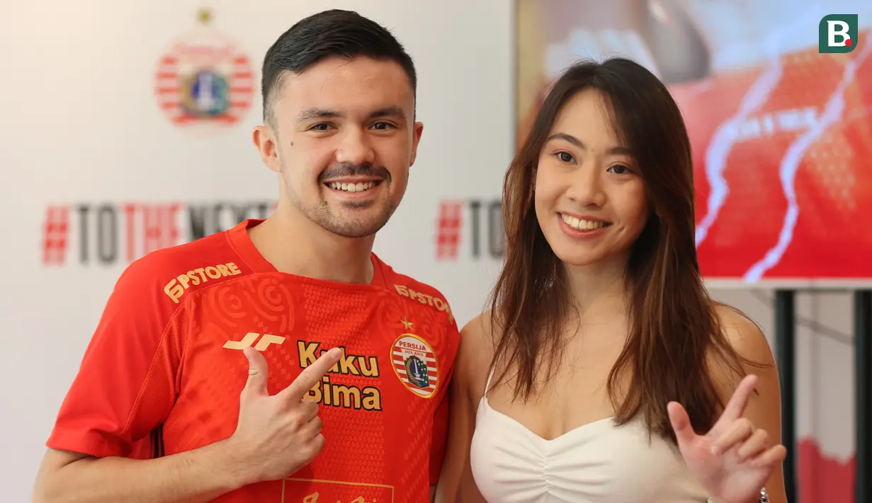 Ada yang menarik dalam momen perkenalan pemain anyar Persija Jakarta, Oliver Bias saat diperkenalkan manajemen Macan Kemayoran di Persija Store, Kuningan, Jakarta Selatan, Kamis (27/7/2023). Ada sosok wanita cantik bernama Kaye Lavin yang setia mendampingi Oliver Bias, sang pujaan hati. Seperti apa pesona kecantikannya? Simak deretan fotonya berikut ini. (Bola.com/Abdul Aziz)
