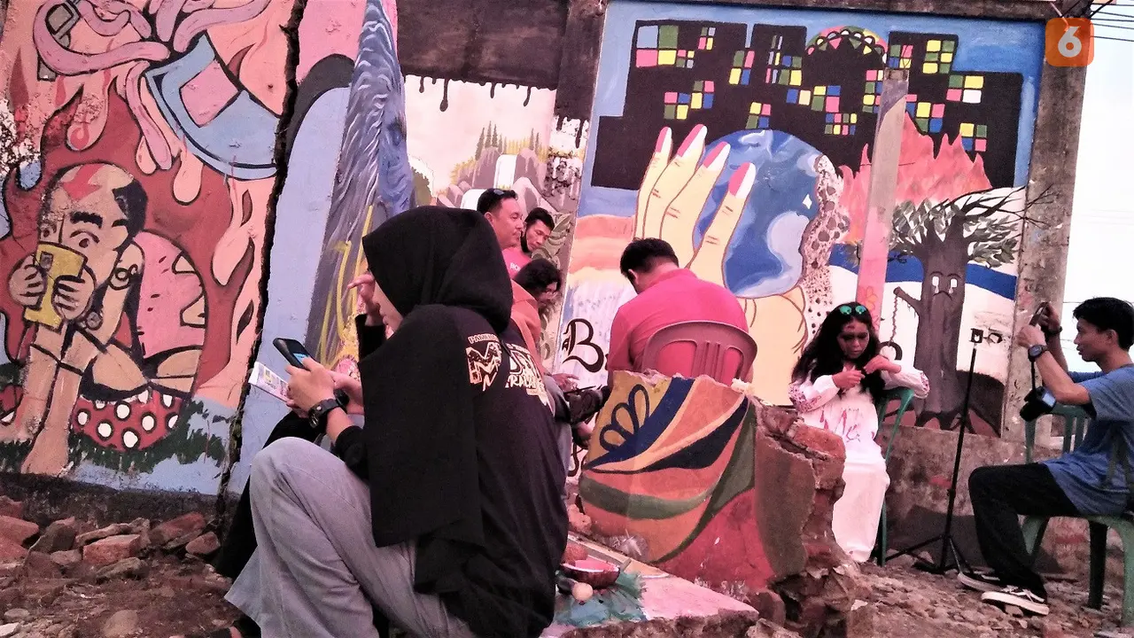 Geliat Seniman Mural Bengkulu Di Puing Kediaman Veteran Perang