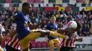 Striker Newcastle United, Alexander Isak (kiri) melakukan pelanggaran terhadap bek Brentford, Rico Henry pada pada laga lanjutan pekan ke-30 Liga Inggris 2022/2023, Sabtu (8/4/2023) di Gtech Community Stadium, London. (AP Photo/Alastair Grant)