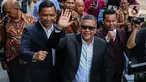 Sekretaris Jenderal (Sekjen) Partai Demokrasi Indonesia Perjuangan (PDIP), Hasto Kristiyanto mengangkat tangan saat meninggalkan gedung Komisi Pemberantasan Korupsi (KPK), Jakarta, Selasa (20/8/2024). (Liputan6.com/Angga Yuniar)