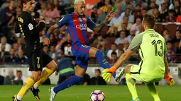 Striker Barcelona, Neymar, berusaha menaklukkan kiper Atletico Madrid, Jan Oblak, dalam laga pekan kelima La Liga Spanyol musim ini yang berlangsung di Camp Nou, Kamis (22/9/2016) dini hari WIB. (Reuters/Albert Gea)