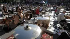 Ratusan drumer berkolaborasi dalam acara Baltic Drummers' Summit di Riga, Latvia, (10/7). Pertunjukan ini diikuti oleh para drumer dari segala kalangan dan umur. (REUTERS/Ints Kalnins)