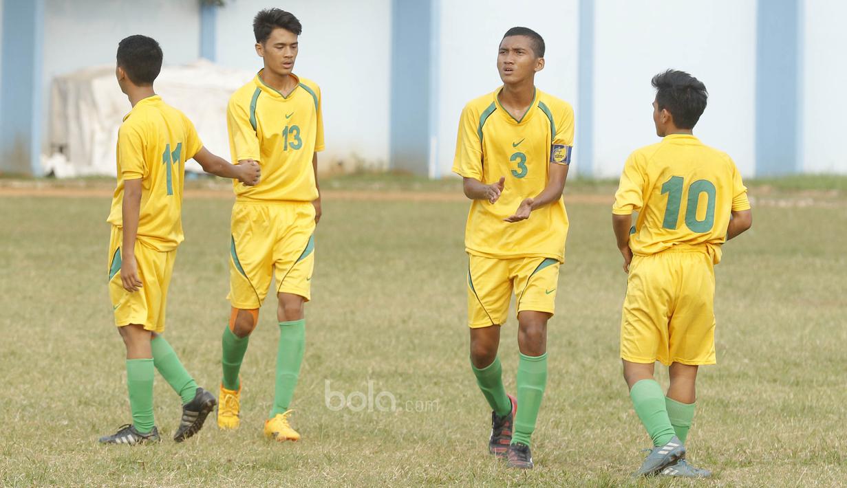 Kapten Persija U-17, Ilham Hidayat, menyemangati rekannya saat laga melawan PCM di Stadion Cendrawasih, Jakarta, Senin, (24/7/2017). Persija Muda gagal lolos fase grup Piala Suratin setelah bermain imbang 1-1 melawan PCM. (Bola.com/M Iqbal Ichsan)