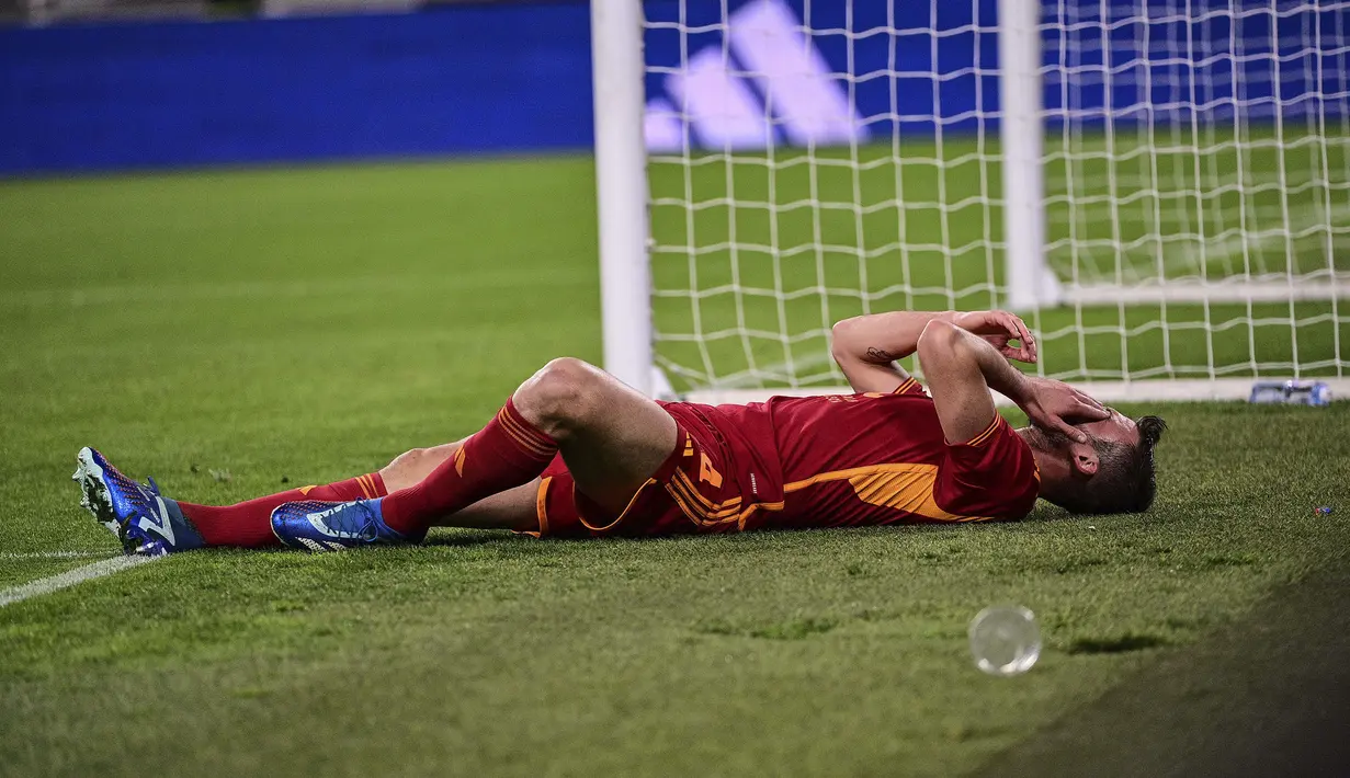 Gelandang AS Roma, Bryan Cristante terbaring di pinggir lapangan setelah mengalami cedera saat menghadapi Juventus pada laga pekan ke-18 Serie A Liga Italia 2023/2024 di Allianz Stadium, Turin, Sabtu (30/12/2023) malam waktu setempat. (LaPresse via AP Photo/Marco Alpozzi)