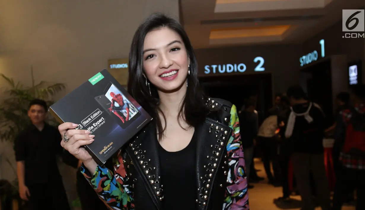 Aktris Raline Shah menunjukan OPPO F3 Plus Black Edition saat nobar film Spiderman: Homecoming di Gandaria City, Selasa (4/7). (Liputan6.com/Herman Zakharia)