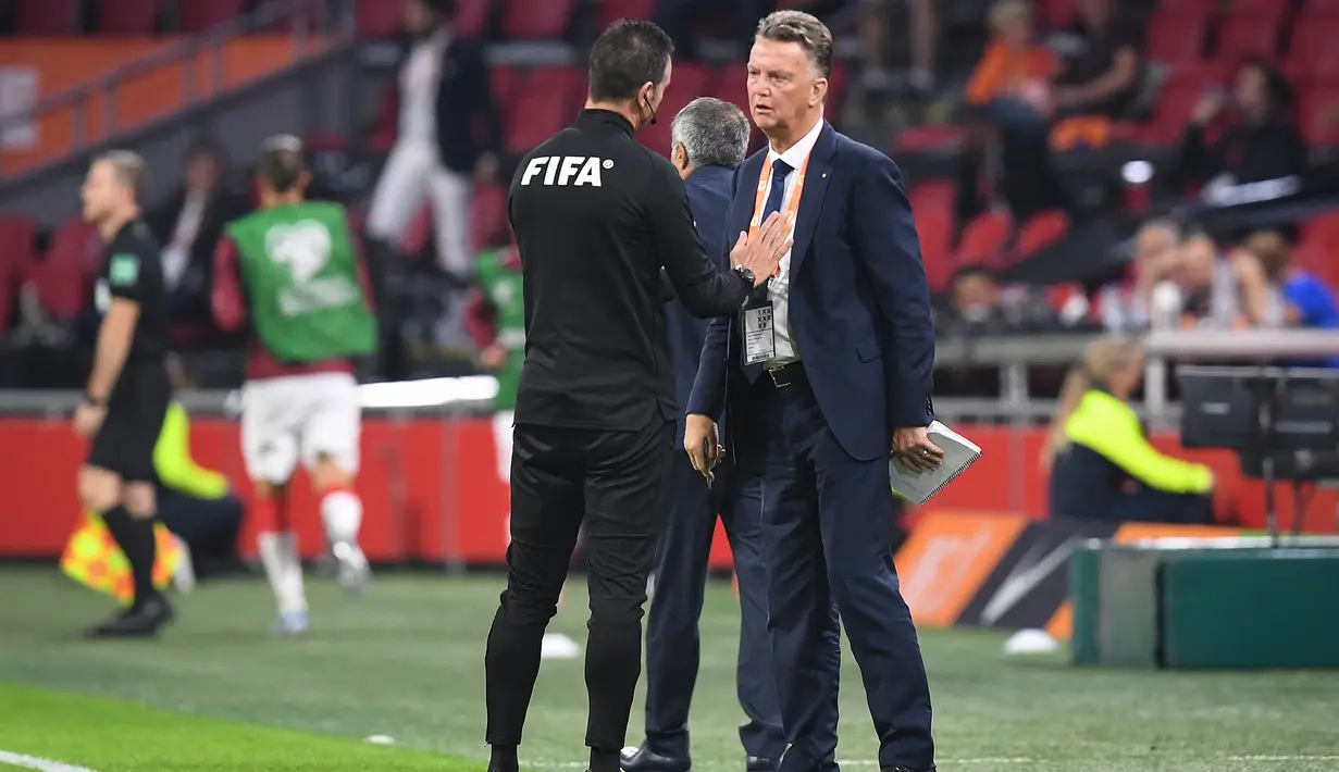 Pelatih Belanda, Louis van Gaal (kanan) bereaksi selama pertandingan melawan Turki pada kualifikasi Grup G Piala Dunia Qatar 2022 di stadion Johan Cruijff Arena di Amsterdam (8/9/2021). Kemenangan ini membawa Belanda ke puncak klasemen Grup G dengan 13 angka. (AFP/John Thys)