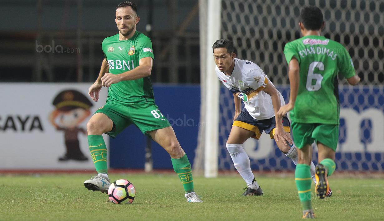 Penyerang Bhayangkara FC, Ilija Spasojevic (kiri) memberikan umpan kepada Evan Dimas saat melawan Persela Lamongan pada lanjutan Liga 1 2017 di Stadion Patriot, Bekasi, (27/10/2017). Bhayangkara menang 3-1. (Bola.com/Nicklas Hanoatubun)