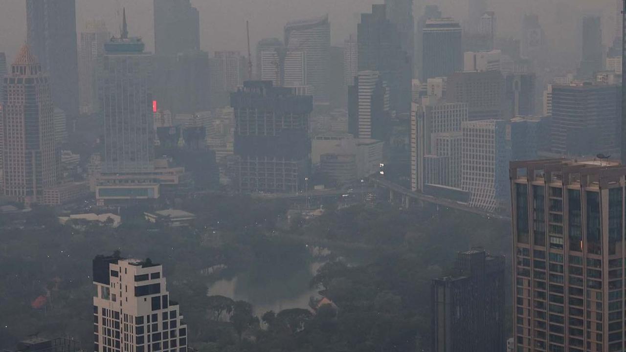 Asap tebal polusi udara menyelimuti Kota Bangkok, Thailand, pada Kamis (15/2/2024).&nbsp;Pihak berwenang Thailand memperingatkan tingkat polusi di Bangkok dan sekitarnya telah mencapai tingkat tidak sehat.&nbsp;REUTERS/Athit Perawongmetha