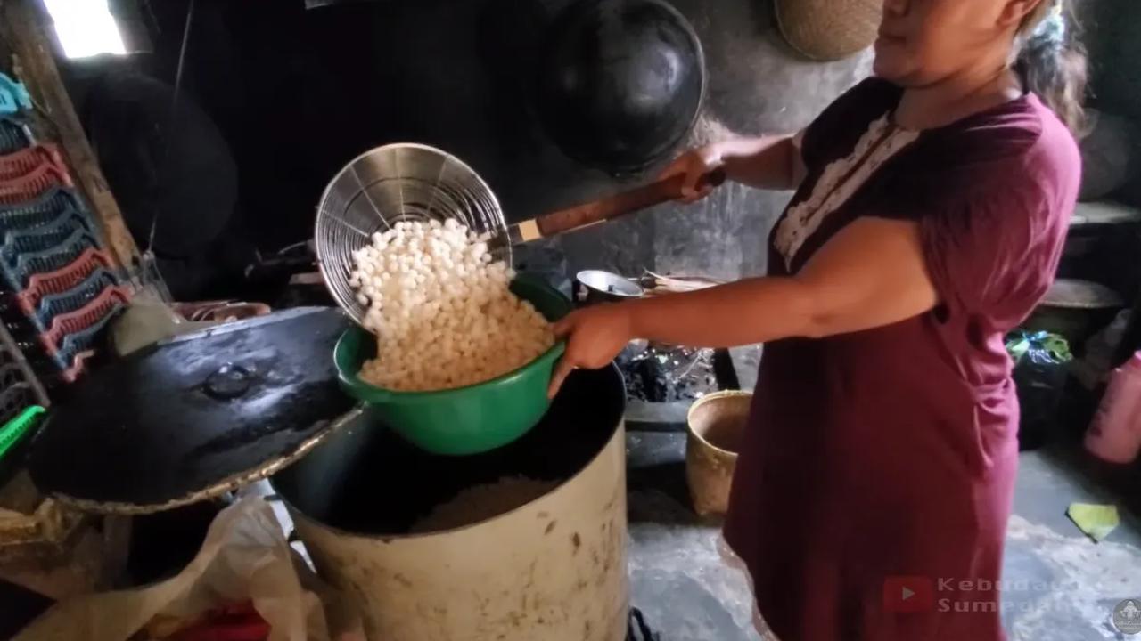 Proses pembuatannya masih tradisional