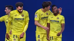 Para pemain Villarreal merayakan gol ke gawang barcelona yang dicetak gelandang Samuel Chukwueze (kanan) dalam laga lanjutan Liga Spanyol 2020/2021 pekan ke-32 di The Ceramica Stadium, Villarreal, Minggu (25/4/2021). Villarreal kalah 1-2 dari Barcelona. (AFP/Jose Jordan)