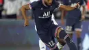 Gelandang Paris Saint-Germain (PSG) Rafinha dan penyerang Strasbourg Habib Diallo berebut bola pada laga pekan kedua Liga Prancis di Stadion Parc des Princes, Minggu (15/8/2021) dini hari WIB. PSG membekuk tamunya Strasbourg dengan skor 4-2. (AP Photo/Francois Mori)