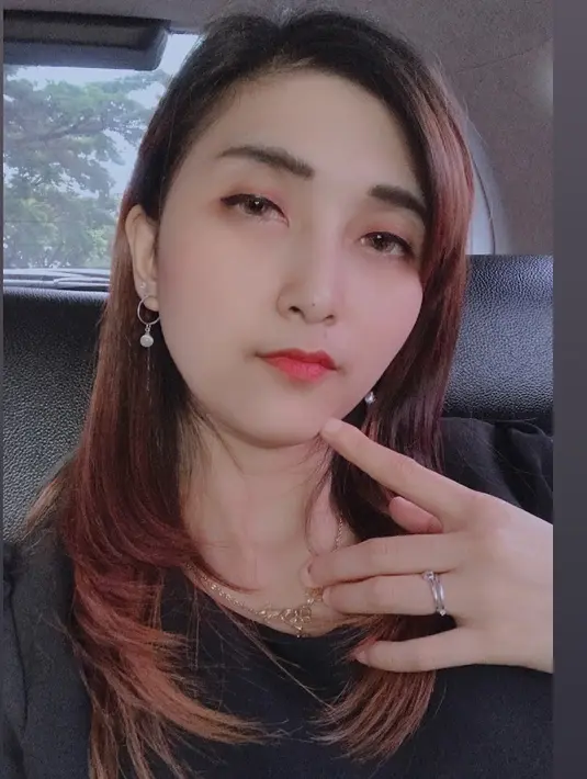 Tika berselfie di dalam mobil, Pesulap Merah dan Tika resmi jadi suami istri setelah melangsungkan pernikahan pada 21 Februari 2021 di Kanaya Food Court, Bandung. (Instagram/t__eun22)