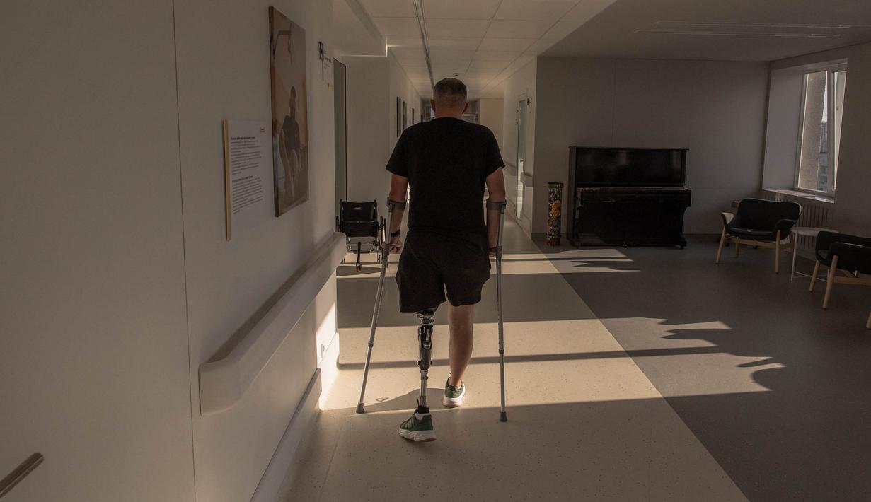 Mykhailo Bakaliuk (41) tentara Ukraina yang terluka selama serangan balasan Ukraina di wilayah Zaporizhzhia, berjalan dengan kaki palsu di Pusat Rehabilitasi Nasional Unbroken di Lviv, Ukraina barat, pada 18 September 2023. (Roman PILIPEY/AFP)