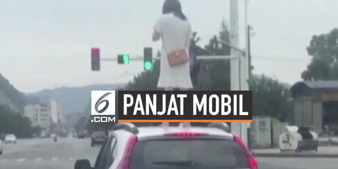 VIDEO: Ribut Dengan Suami, Wanita Ini Panjat Mobil di Lampu Merah