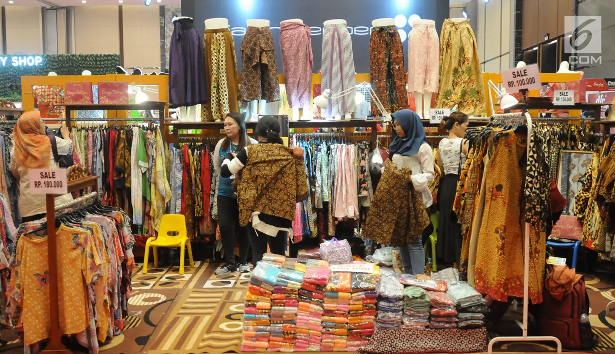 Pengunjung melihat stand batik saat mengunjungi Pekan Raya Indonesia (PRI) 2018 di ICE BSD City, Tangerang, Banten, Kamis (4/10). Pameran multiproduk indoor terbesar  ini mengusung tema ‘Indie Music Festival 2018’. (Merdeka.com/Arie Basuki)