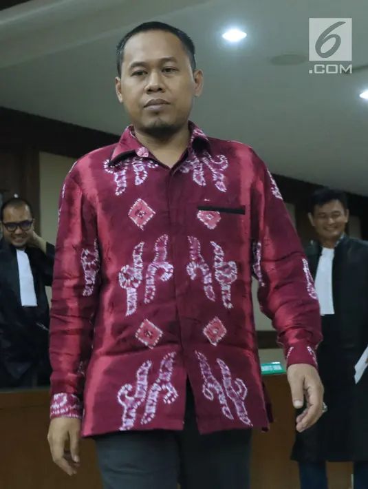 Terdakwa perantara suap pembangunan RSUD Damanhuri, Barabai, TA 2017, Abdul Basit usai sidang putusan di Pengadilan Tipikor, Jakarta, Senin (13/8). Abdul Basit dijatuhi hukuman 4 tahun penjara, denda Rp 200 juta. (Liputan6.com/Helmi Fithriansyah)