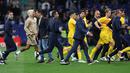 Sebagian dari mereka masuk ke lapangan dan membuat para pemain Barcelona ketakutan. (Photo by Lluis GENE / AFP)