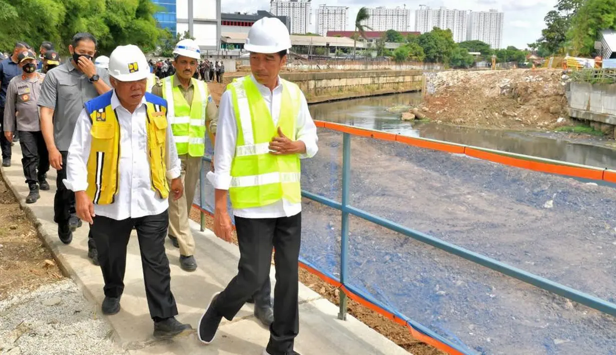 Presiden Joko Widodo (Jokowi) ditemani oleh Menteri PUPR Basuki Hadimuljono meninjau pembangunan sodetan dari Sungai Ciliwung menuju Kanal Banjir Timur (KBT), Selasa (24/11/2023). Sebagai informasi, proyek ini membentang dari titik masuknya air (inlet) di Sungai Ciliwung daerah Bidara Cina di Jakarta Timur dan tempat keluarnya air (outlet) di Kanal Banjir Timur di kawasan Kebon Nanas, Jakarta Timur. (FOTO: Agus Suparto/Biro Pers Istana Kepresidenan)