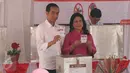 Presiden Joko Widodo (Jokowi) dan Ibu Negara Iriana menyalurkan hak pilihnya pada Pilkada DKI 2017 putaran kedua di TPS 04 Gambir, Jakarta, Rabu (19/4). Jokowi terdaftar dalam DPT nomor 218, sedangkan Iriana di DPT nomor 219. (Liputan6.com/Angga Yuniar)