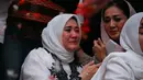 Gurat kesedihan dari Paramitha yang berada disamping istri dari almarhum Sys, Shanty Ns. Air mata keduanya tak bisa tertahan lagi. (Nurwahyunan/Bintang.com)