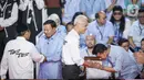 Calon wakil presiden 2024 nomor urut 2, Gibran Rakabuming Raka (kanan) menyalami calon presiden 2024 dengan nomor urut 3, Ganjar Pranowo. (Liputan6.com/Faizal Fanani)