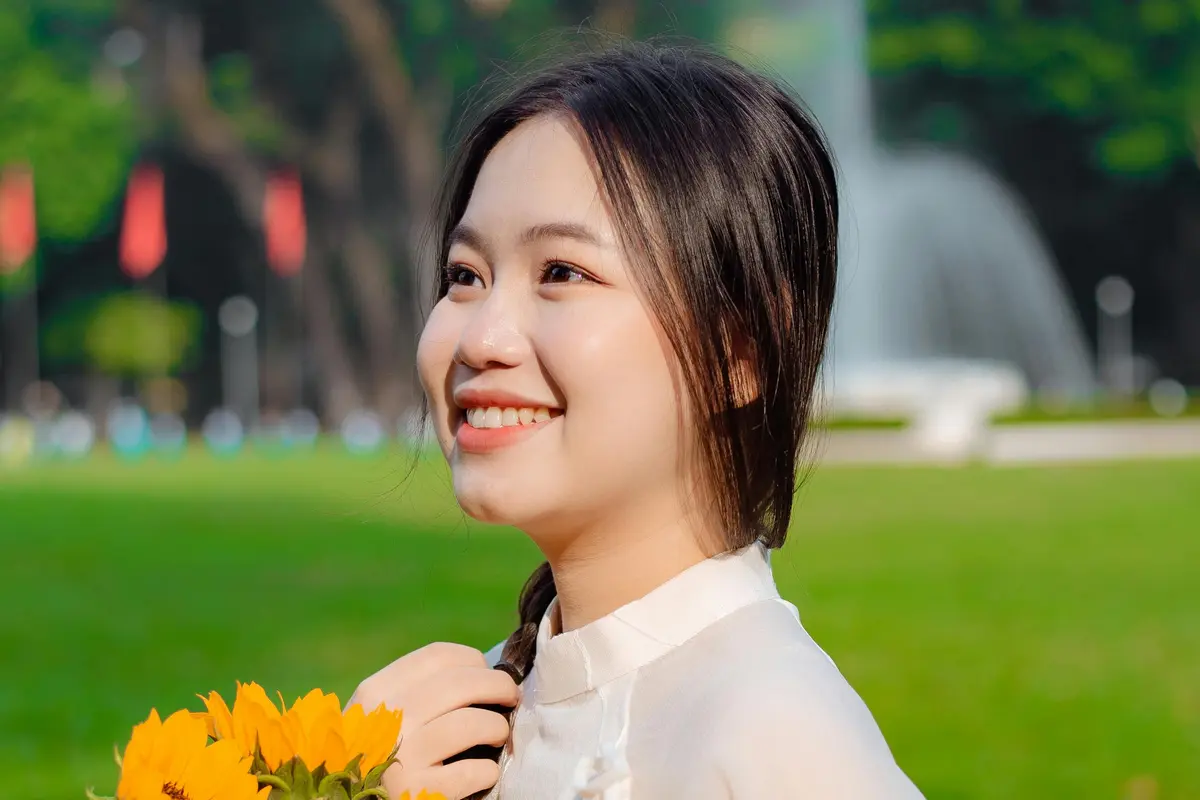 bahagia santai cantik kalem bersyukur memegang bunga