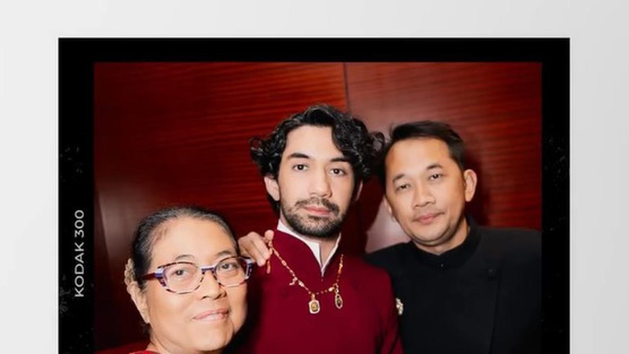 7 Potret Reza Rahadian Pakai Beskap Merah di Gala Night Film 'GOWOK', Ungkap Rahasia Kamasutra Jawa