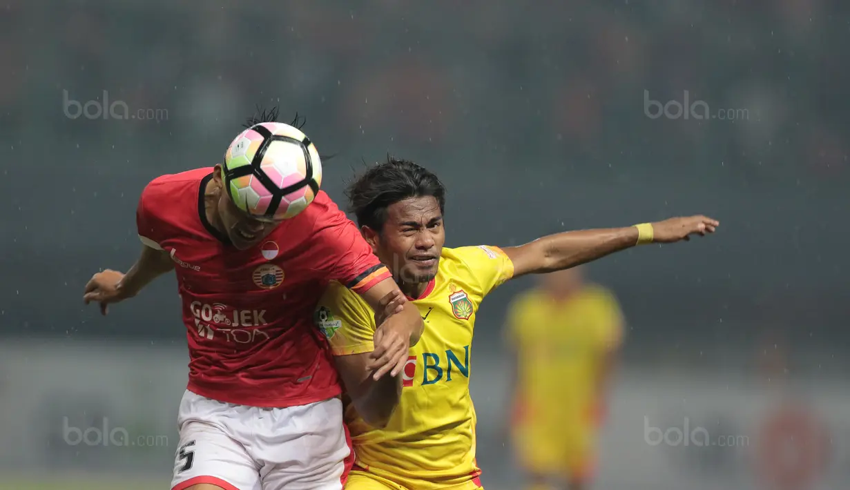 Duel pemain Persija Jakarta, Vava Yagalo (kiri) dan pemain Bhayangkara FC, Ilham Udin pada lanjutan Liga 1 2017 di Stadion Patriot Bekasi, Sabtu (12/11/2017). Bhayangkara kalah dari Persija 1-2. (Bola.com/Nicklas Hanoatubun)