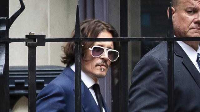 Johnny Depp hadir di High Court London, Selasa (7/7/2020). (Aaron Chown/PA via AP)