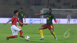 Gelandang Kamerun, Enoh Eyong berusaha mengambil bola dari pemain Timnas Indonesia pada laga uji coba di Stadion Gelora Delta Sidoarjo, Rabu (25/3/2015). Kamerun Menang 1-0 atas Indonesia. (Liputan6.com/Herman Zakharia)