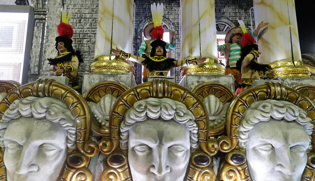 Penampilan sekolah samba Sao Clemente dengan kostum tradisional saat perayaan karnaval di Sambadrome, Rio de Janeiro, Brasil, Minggu (11/2). (AP Photo/Silvia Izquierdo)