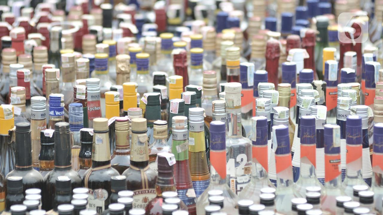 Bea Cukai Musnahkan Miras dan Rokok Ilegal