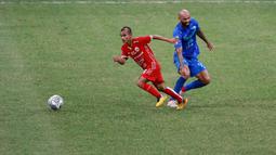 Riko Simanjuntak tampil gemilang dan merepotkan pemain Chonburi FC pada laga persahabatan dalam rangka Grand Launching Jakarta International Stadium (JIS), Minggu (24/7/2022). (Bola.com/M Iqbal Ichsan)