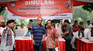 Penyandang disabilitas diantar menuju bilik suara dalam simulasi pemungutan dan penghitungan suara Pilkada DKI Jakarta di Taman Menteng, Sabtu (28/1). Simulasi ini mengedukasi pelaksanaan Pilkada DKI Jakarta, 15 Februari. (Liputan6.com/Helmi Fithriansyah)