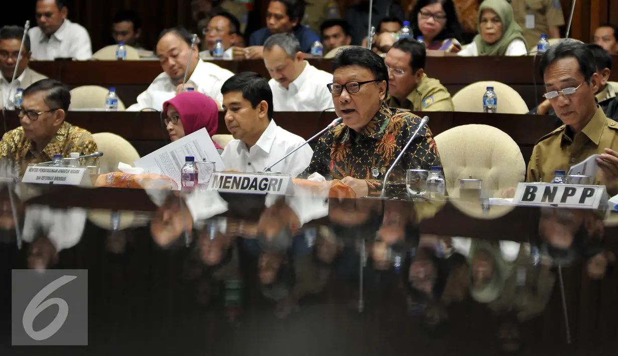 Menteri Dalam Negeri Tjahjo Kumolo (kedua kanan) bersama Menteri PAN RB Yudi Krisnandi saat mengikuti rapat kerja dengan Komisi II DPR, di Kompleks Parlemen, Jakarta, Selasa (19/7). Rapat tersebut membahas R-APBN 2017. (Liputan6.com/Johan Tallo)