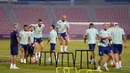 Pemain Brasil Dani Alves (tengah) dan rekan satu timnya berolahraga saat sesi latihan di Stadion Grand Hamad, Doha, Qatar, 29 November 2022. Brasil akan menghadapi Kamerun dalam pertandingan sepak bola Grup G Piala Dunia 2022 pada 2 Desember. (AP Photo/Andre Penner)