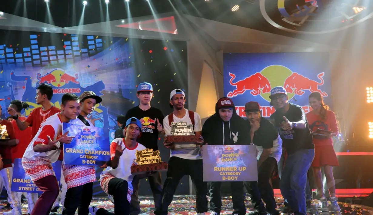 Para jawara Kratingdaeng Power Dance Final Battle berpose bersama Davin Thomas (Manager Marketing Kratingdaeng - keempat dari kiri) usai malam final yang dihelat di Jakarta, Sabtu (1/10/2014). (Liputan6.com/Helmi Fithriansyah) 