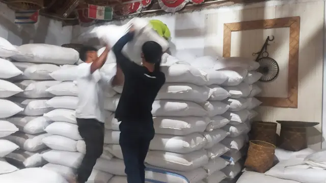 Ratusan ton kopi siap eksport terpaksa masih terparkir di Gudang Koperasi Classic Beans, Garut, Jawa Barat akibat tingginya biaya logistik pengapalan saat ini.