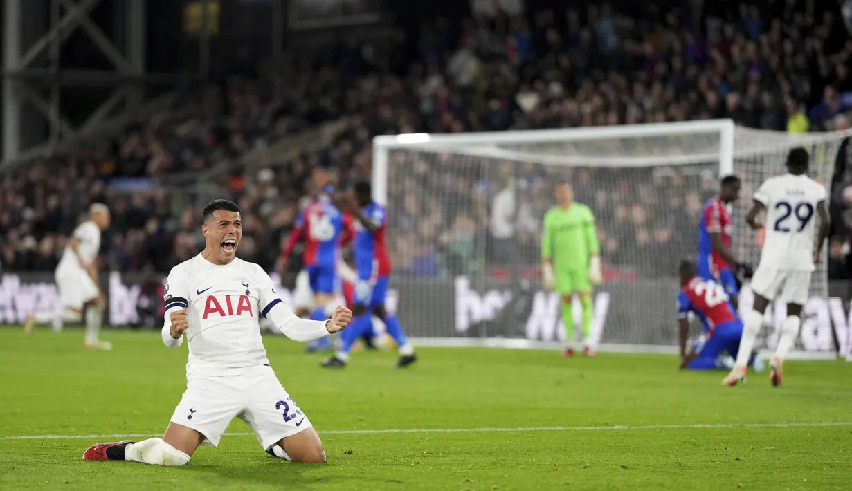 Pemain Tottenham Hotspur, Pedro Porro, merayakan gol ke gawang Crystal Palace pada laga Liga Inggris di Stadion Selhurst Park Sabtu (28/10/2023). Tambahan tiga poin memastikan Tottenham kini telah mengoleksi 26 poin dari sepuluh laga. Tottenham nyaman di puncak klasemen sementara unggul lima angka dari Arsenal dan Manchester City. (PA/Via AP/(John Walton)