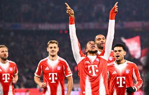 Para pemian Bayern Munchen merayakan gol yang dicetak oleh Michael Olise ke gawang VfL Wolfsburg dalam laga lanjutan Liga Jerman 2025/2026 di Allianz Arena, Munchen, Jerman, Minggu (11/01/2026) waktu setempat. (AP Photo/DPA/Sven Hoppe)