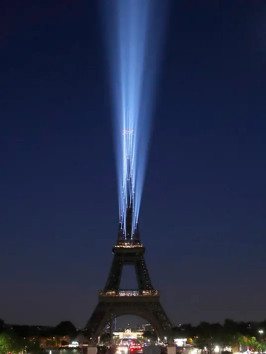 Pertunjukan cahaya menerangi Menara Eiffel saat perayaan ulang tahunnya ke-130 tahun di Paris, Rabu (15/5/2019). Paris memberikan ucapan ulang tahun kepada Menara Eiffel dengan pertunjukan laser yang rumit menelusuri kembali sejarah 130 tahun monumen itu. (AP/Christophe Ena)