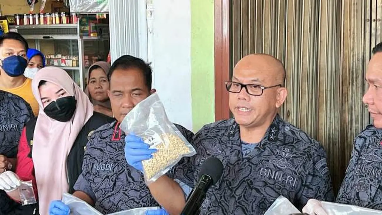 Kepala Deputi Pemberantasan BNN Irjen Kenedy memperlihatkan pil ekstasi yang dibuat di warung pempek di Pekanbaru.