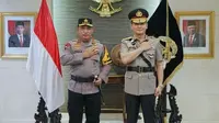 Irjen Pol Firman Santyabudi (kanan) menyerahkan jabatannya sebagai Kepala Korps Lalu Lintas (Kakorlantas) Polri kepada Kapolri Jenderal Pol Listyo Sigit Prabowo (kiri). Penyerahan jabatan itu dilakukan lantaran Firman resmi memasuki masa pensiunnya dari Polri. (Foto: Istimewa)