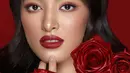 Mawar Eva dalam foto ini terlihat berbeda. Mengenakan makeup bold bernuansa merah, ditambah pulasan lipstik merah merona, Mawar Eva berhasil menunjukkan sisi lain dari dirinya yang tak kalah memesona. Foto: Instagram.
